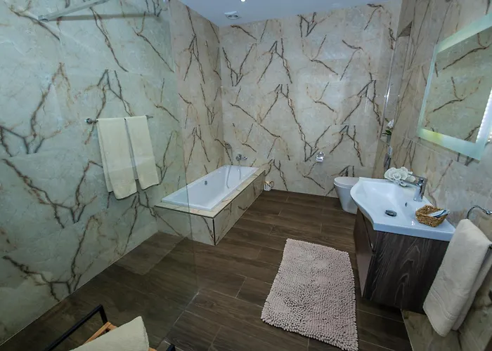 Clifftop Modern 아파트