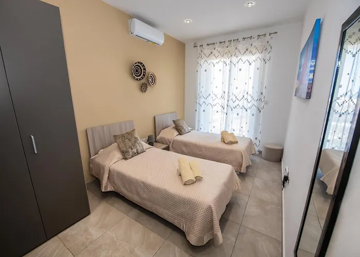 Clifftop Modern 아파트