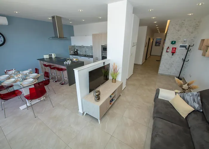 Clifftop Modern Apartament *